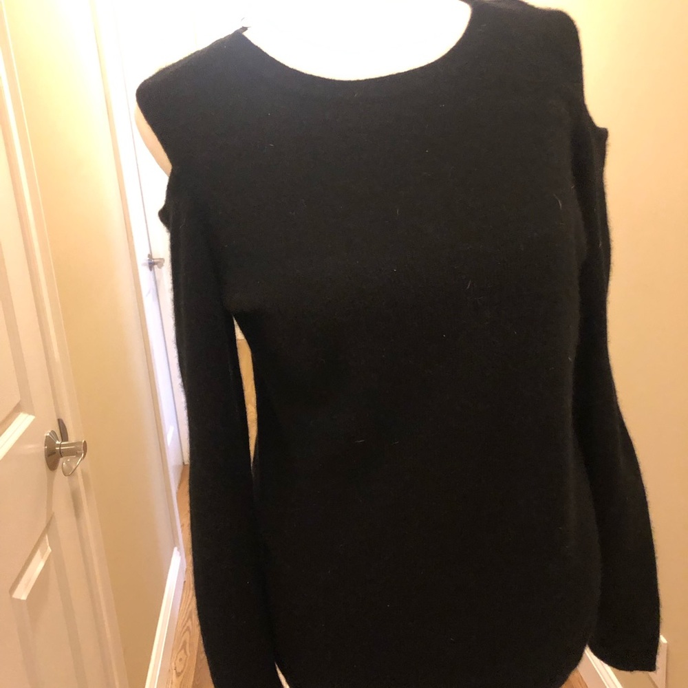 Black shoulder cut out cashmere sweater